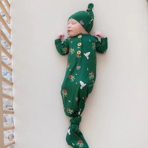 Kyte Baby Knotted Gown with Hat Set in Mistletoe
Mistletoe 0-3 months NWOT